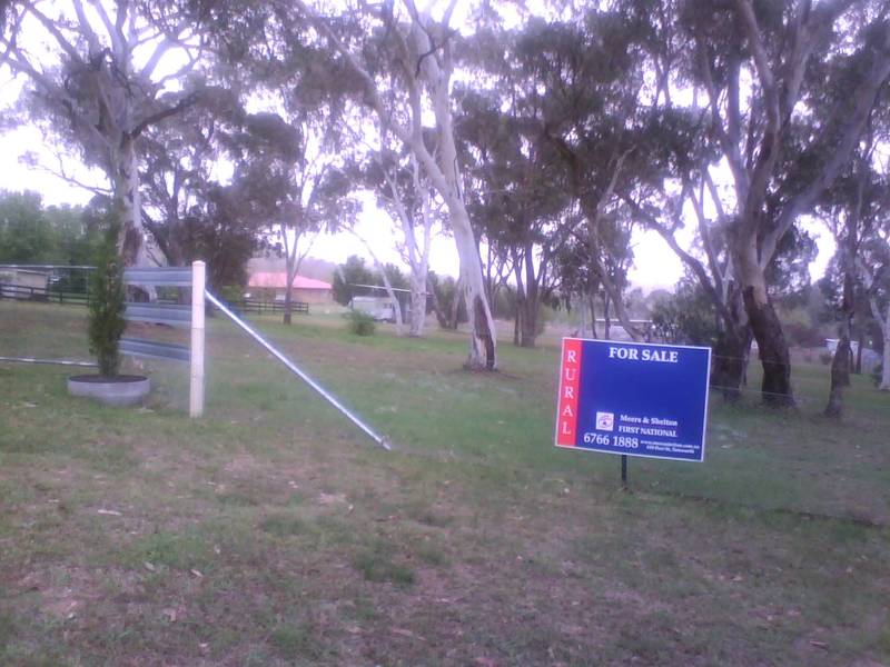 WELL TREED BLOCK OF ONE ACRE IN THE VILLAGE OF BENDEMEER Picture 2