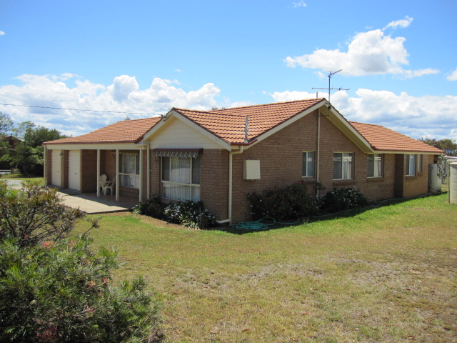 4/5 Bedroom, 2 Bathrooms, large living areas.... Picture 1