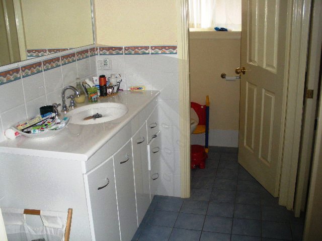 MODERN & STYLISH HOME Picture 3