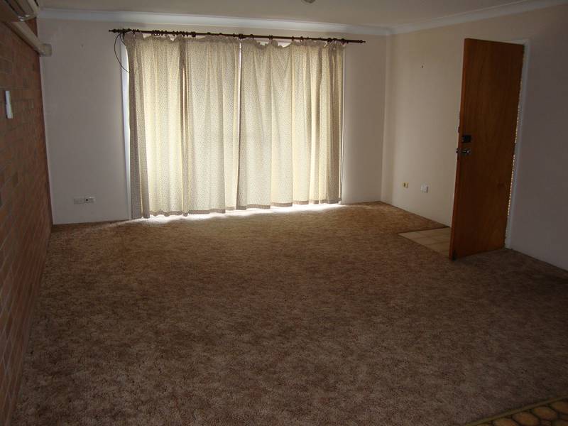 LARGE UNIT CLOSE TO TOWN Picture 2