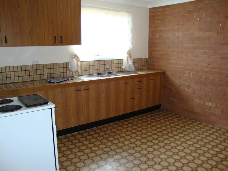 LARGE UNIT CLOSE TO TOWN Picture 3