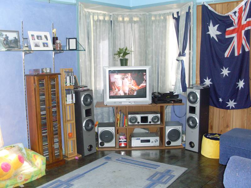 LARGE FAMILY HOME!! Picture 2