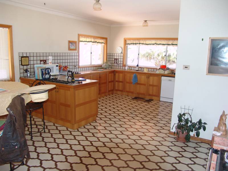 OVERLOOKING TAMWORTH WITH GLORIOUS SETTING AND GLORIOUS VIEWS Picture 3