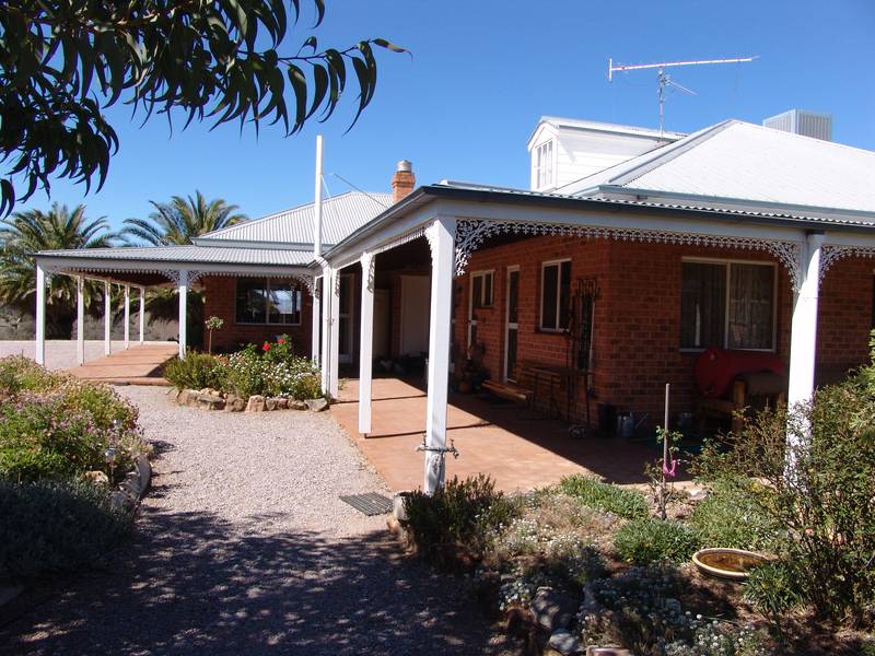 OVERLOOKING TAMWORTH WITH GLORIOUS SETTING AND GLORIOUS VIEWS Picture 2