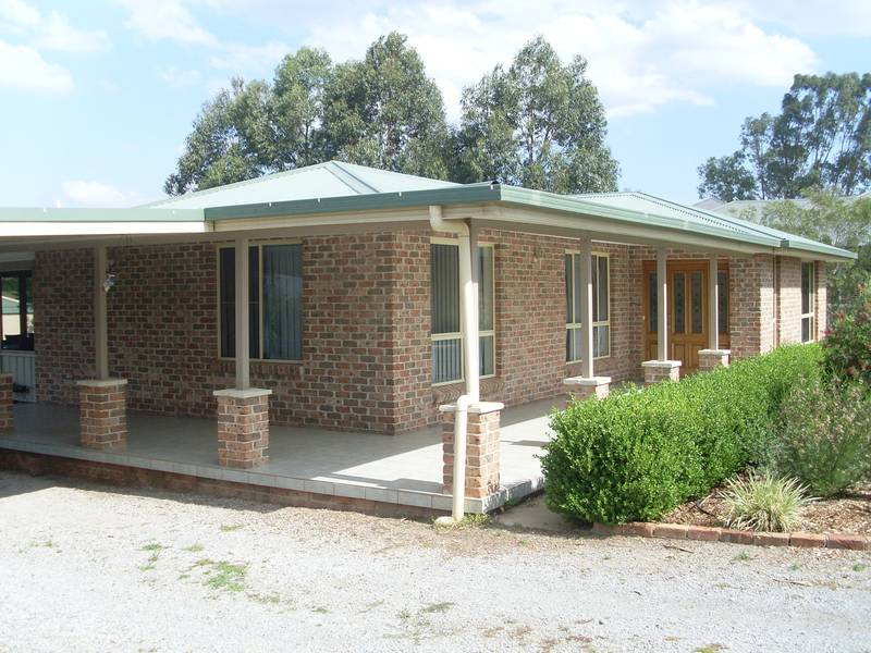 Comfortable home in Kingswood Picture 2