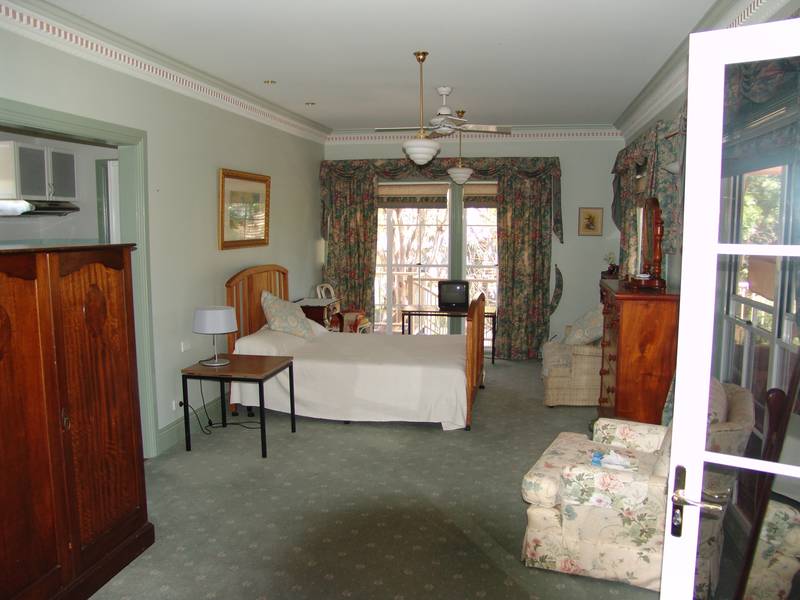 QUALITY PROPERTY FOR THE DISCERNING BUYER Picture 2