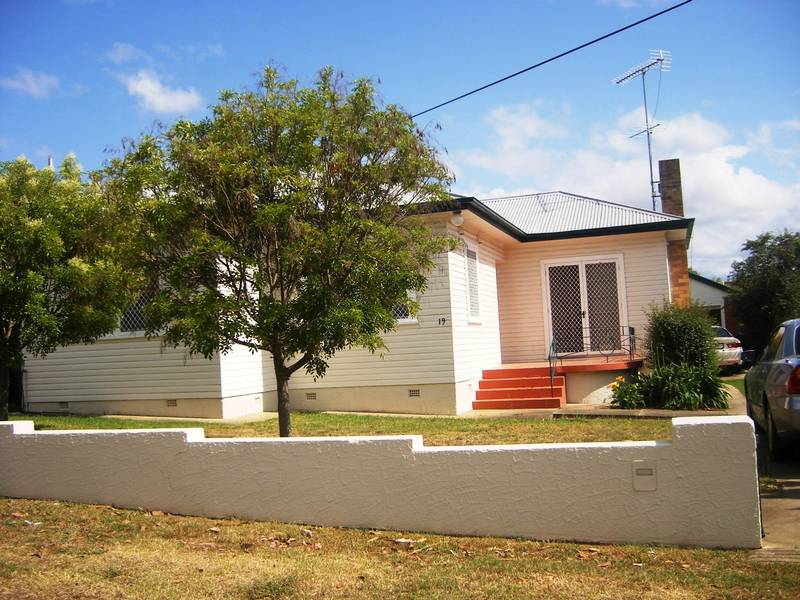 WELL PRESENTED 3 BEDROOM HOME. Picture 1