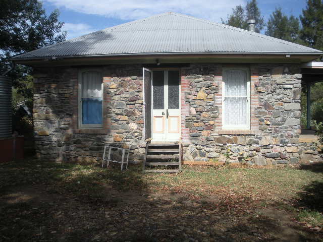 1/2 ACRE UNIQUE HOME - 25MINS FROM TOWN Picture 1