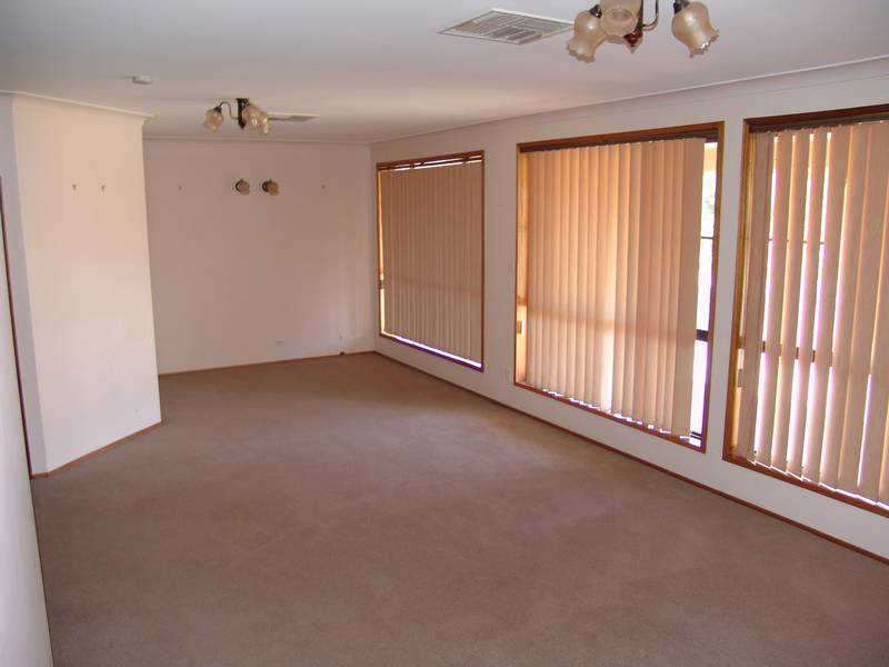 WELL PRESENTED AND PRICED TO SELL Picture 3