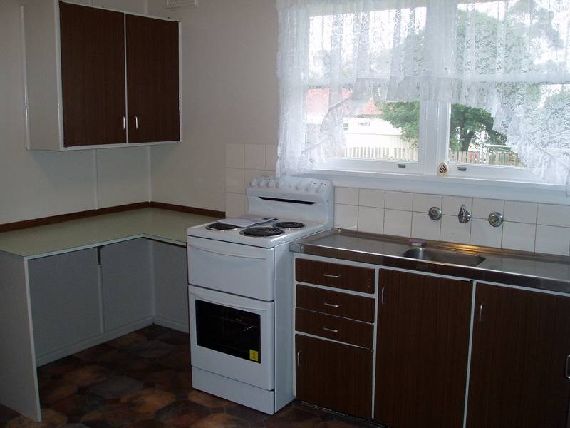 4 BEDROOM - CLOSE TO LOCAL SHOPS Picture 3