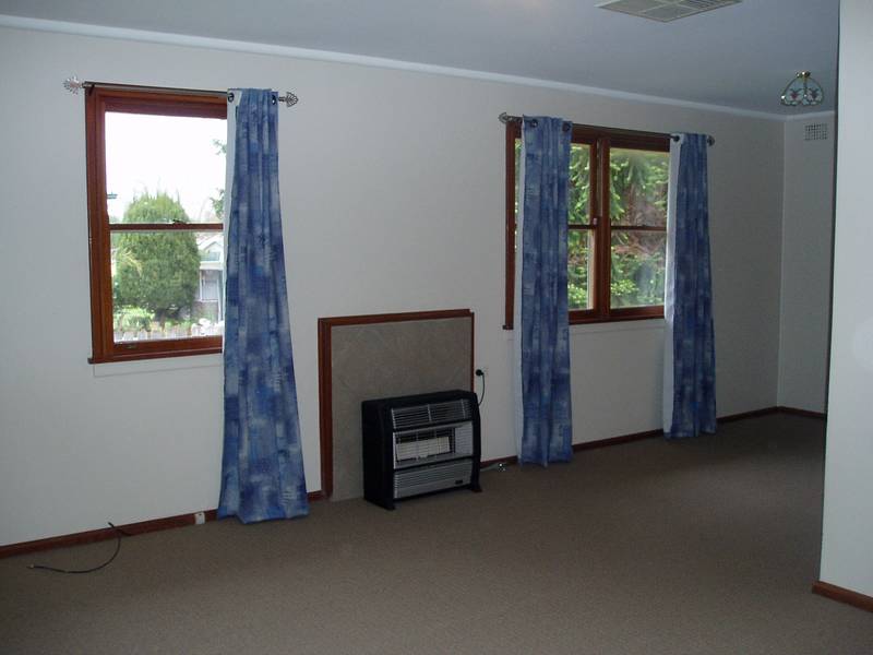 4 BEDROOM - CLOSE TO LOCAL SHOPS Picture 2