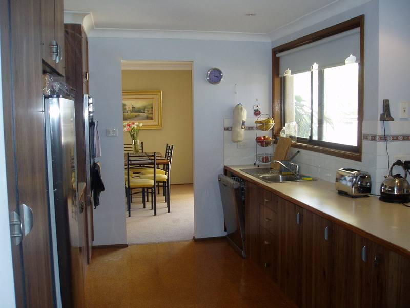 LARGE 3 BEDROOM HOME Picture 3