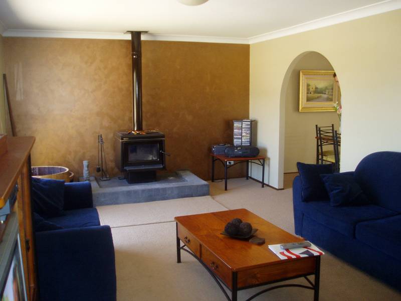 LARGE 3 BEDROOM HOME Picture 2