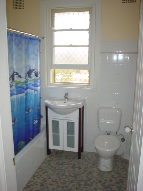 FURNISHED 1 BEDROOM UNIT Picture 3