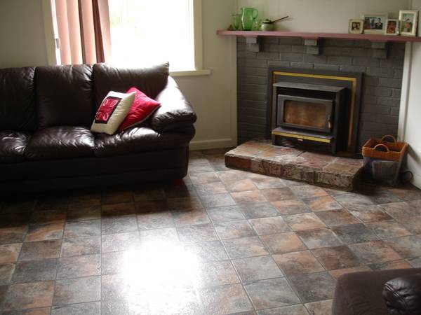 CHARMING HOME ON PRIVATE 4.5 ACRES WITH SHEDDING GALORE Picture 3