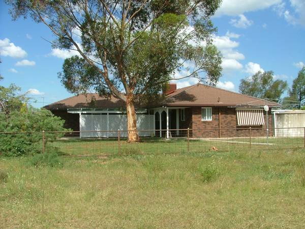 FABULOUS FAMILY HOME ON 40.29 HECTARES Picture 1