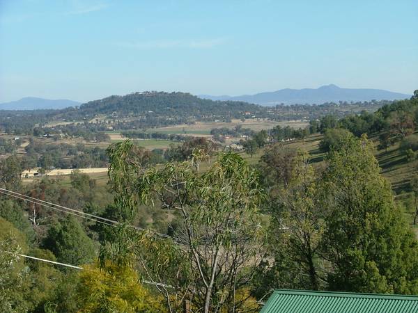 Close to the city on a tranquil 6.8 acres Picture 2