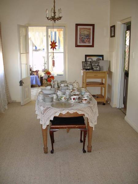 SOMETHING REALLY INTERESTING - EXCELLENT EAST LOCATION Picture 2