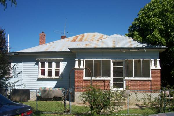 RAMBLING OLD HOME ON OVER AN ACRE Picture 2