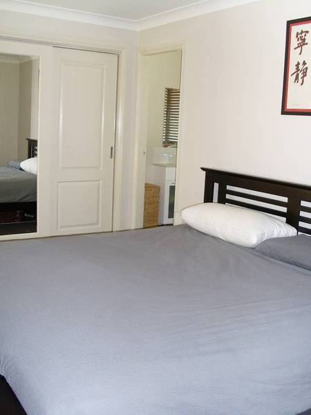 STUNNING EXECUTIVE HOME, PRESENTS AS NEW - IN QUIET LOCATION Picture 2