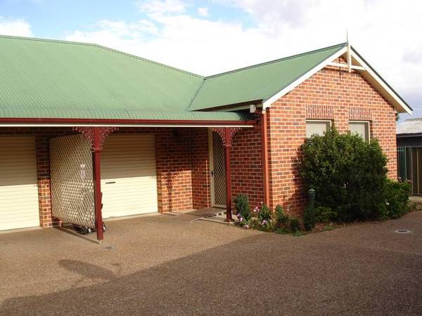 Stylish Unit in convenient location Picture 1