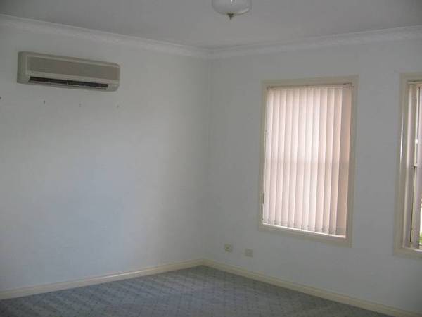 Stylish Unit in convenient location Picture 2