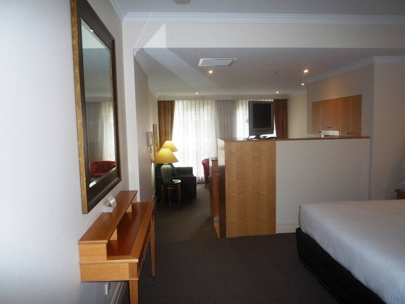 Stylish f/furniished Mantra Hotel suite near Circular Quay. Picture 3
