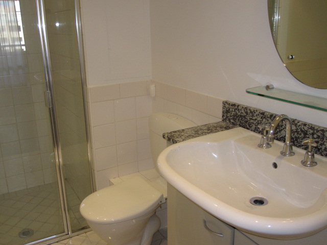 Great Location. Ideal City Pad. New carpet & new paint Picture 3