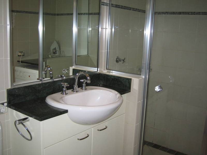 Unbeatable Location. Fully furnished unit Picture 1