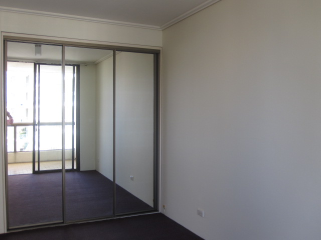 Fantastic location 1 bed unit with parking Picture 3