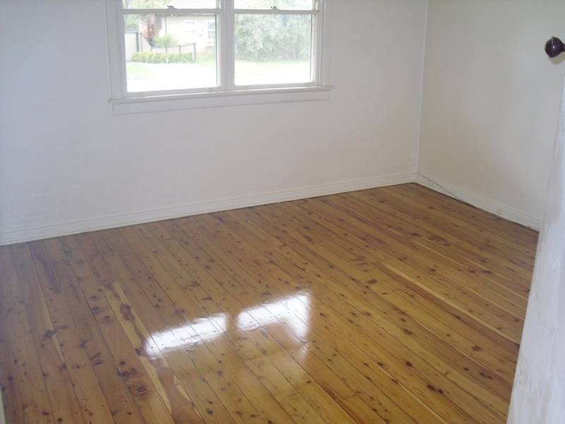 CLOSE TO STATION & SHOPS Picture 3