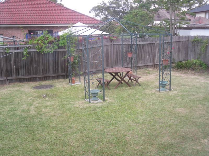 CLOSE TO STATION & SHOPS Picture 2