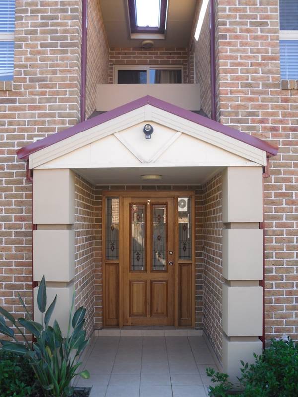 TRI-LEVEL TOWNHOUSE Picture 1