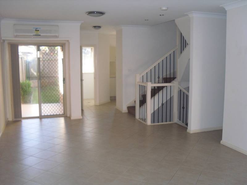 TRI-LEVEL TOWNHOUSE Picture 3