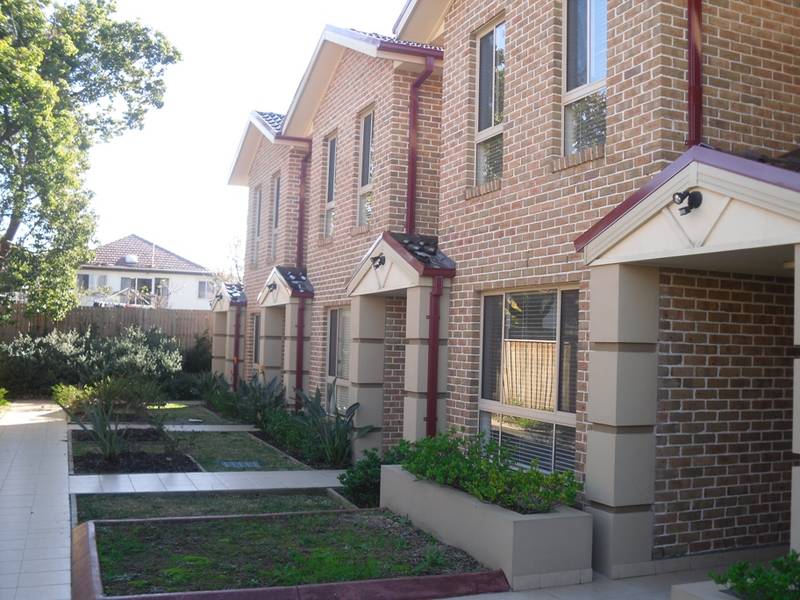 TRI-LEVEL TOWNHOUSE Picture 2