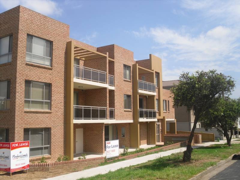 LARGE PRIVATE COURTYARD! Picture 1