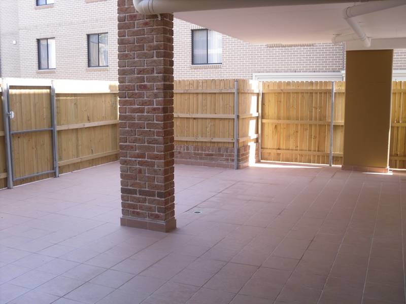 LARGE PRIVATE COURTYARD! Picture 3