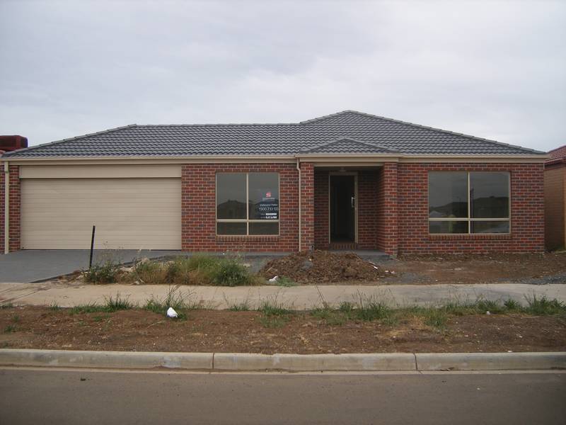 STYLISH FAMILY HOME!! Picture 1