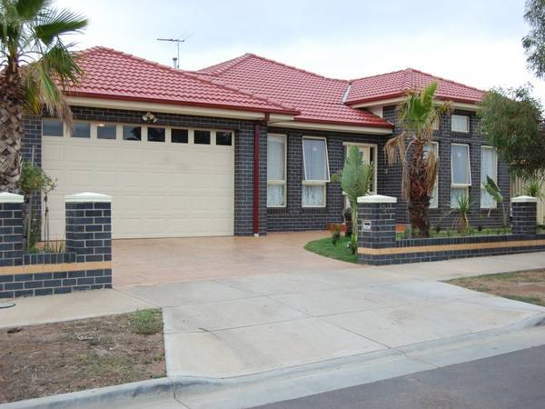 Sophisticated with an easy living layout Picture 1