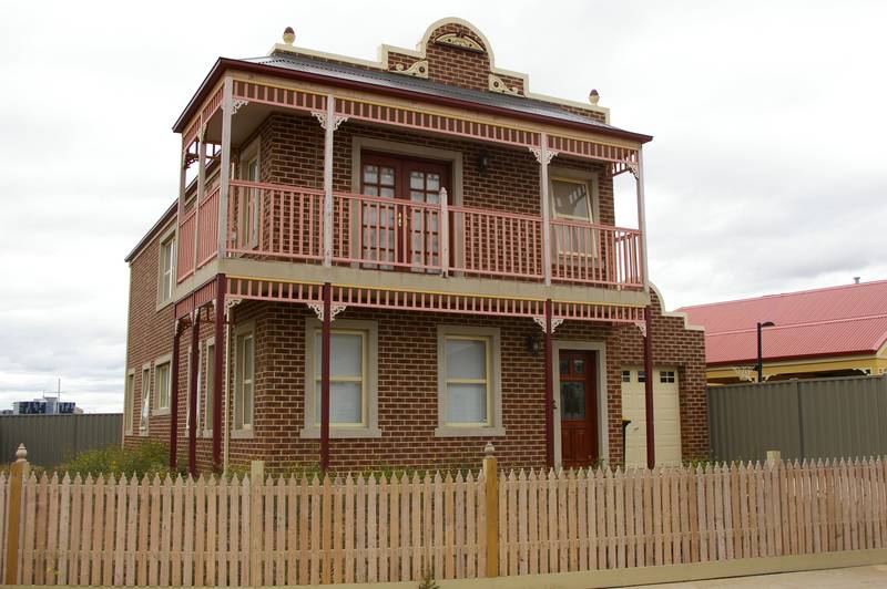 Lifestyle Convenient Location Picture 1