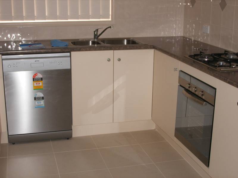 DONT MISS OUT ON THIS MODERN HOME!!! Picture 3