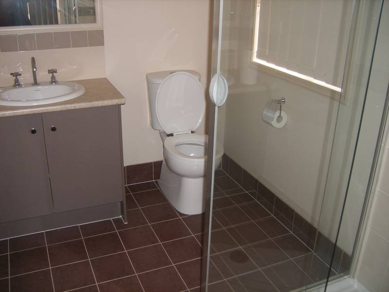 DONT MISS OUT ON THIS MODERN HOME!!! Picture 2