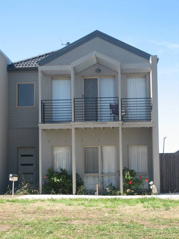 EXECUTIVE LIVING - MODERN DELIGHT! Picture 1