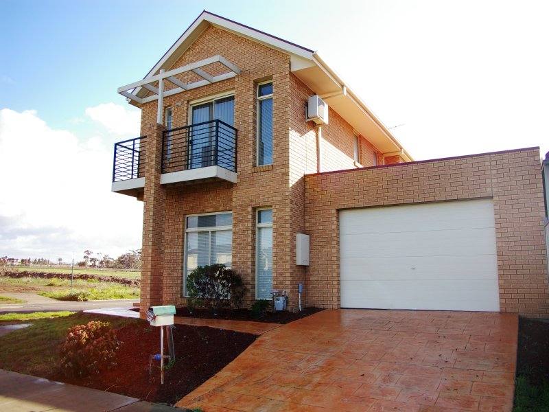 MODERN 3 BEDROOM TOWNHOUSE Picture 1