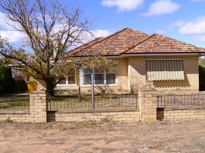 3 BEDROOM HOME IN MINYIP Picture 1