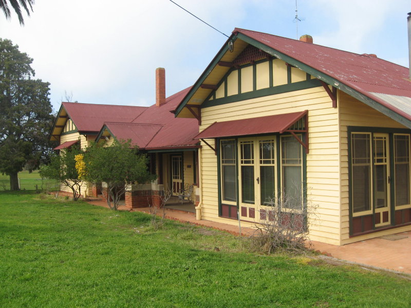 BEAUTIFUL COUNTRY SETTING LOCATED ON THE OUTSKIRTS OF HORSHAM Picture 1