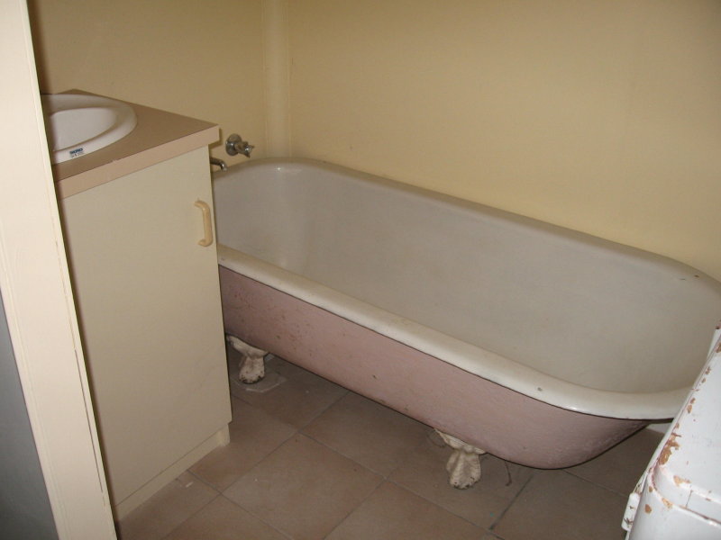 WELL LOCATED NEAT 2 BEDROOM HOME Picture 3