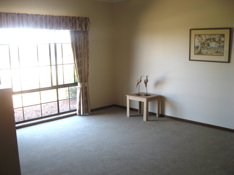 BRICK FAMILY HOME IN POPULAR LOCATION Picture 3