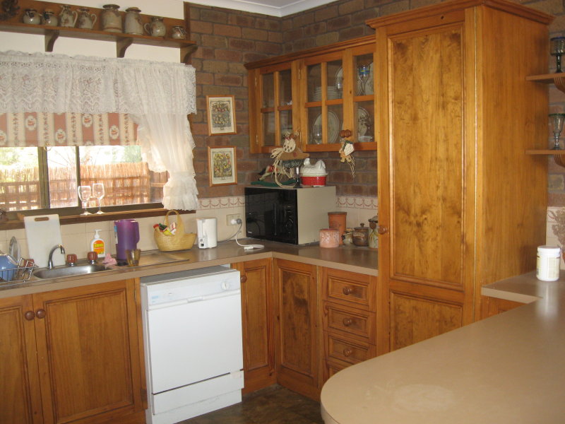 BRICK FAMILY HOME IN POPULAR LOCATION Picture 2