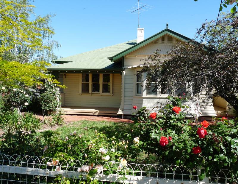 GREAT LOCATION CLOSE TO THE HOSPITAL, SCHOOLS AND BOWLING GREENS Picture 2